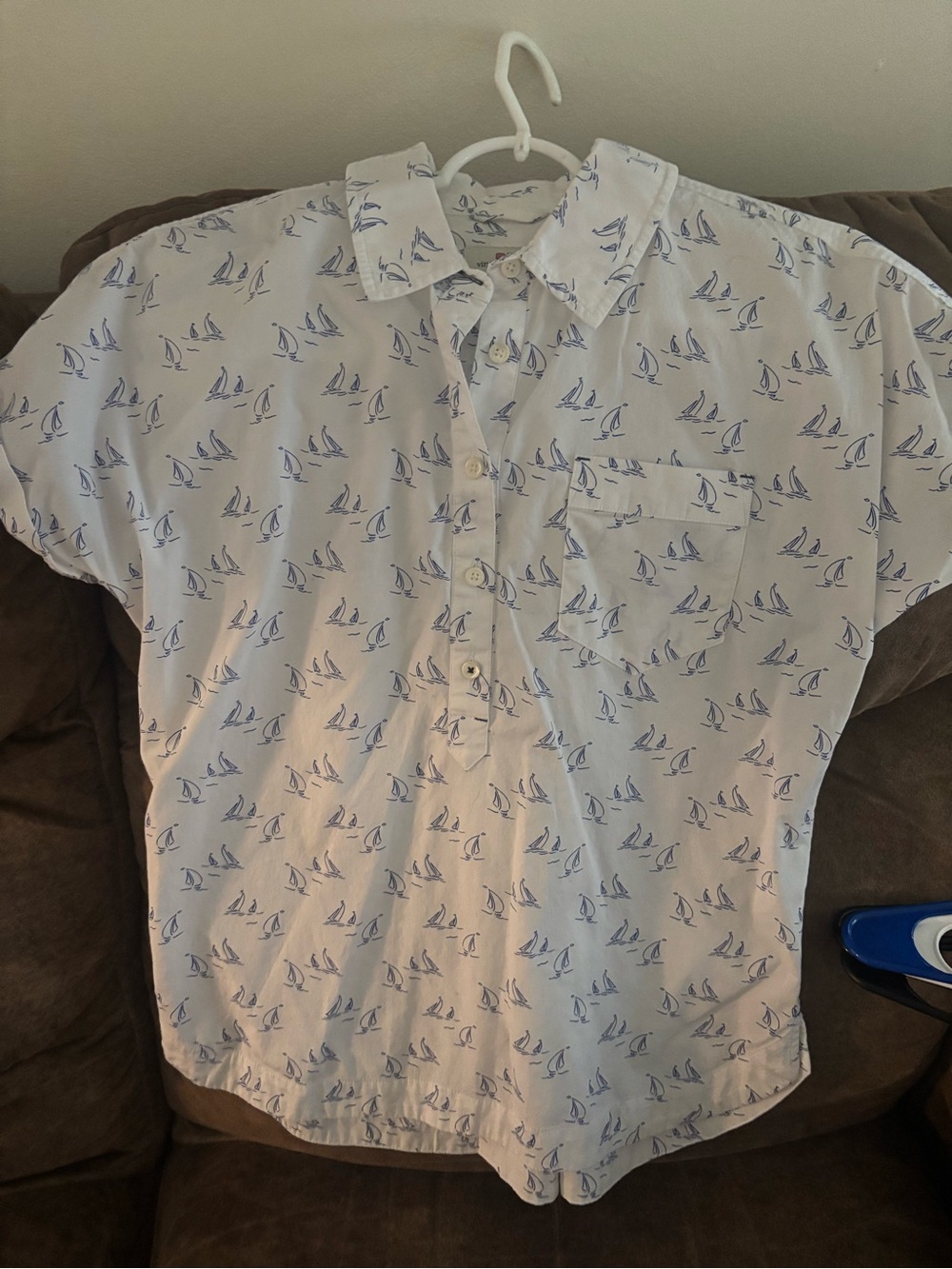 Vineyard Vines Woman’s White Short-Sleeve Shirt with Blue Sailboat Print-small